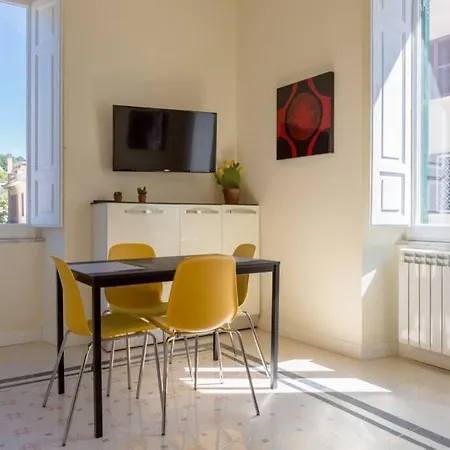 Apartment Romantica With Balcony Near San Giovanni
