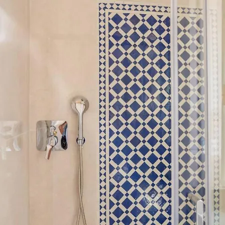 Apartment Romantica With Balcony Near San Giovanni